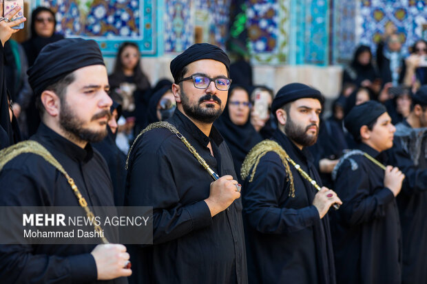 آیین سنتی طشت‌گذاری در بقعه شیخ صفی‌الدین اردبیلی