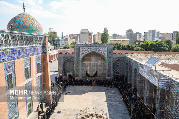 آیین سنتی طشت‌گذاری در بقعه شیخ صفی‌الدین اردبیلی