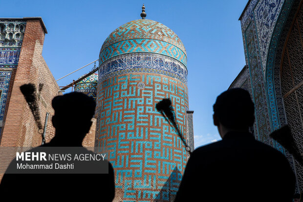 آیین سنتی طشت‌گذاری در بقعه شیخ صفی‌الدین اردبیلی