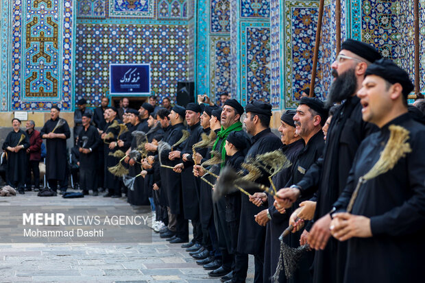 آیین سنتی طشت‌گذاری در بقعه شیخ صفی‌الدین اردبیلی