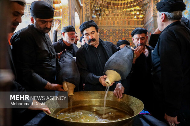 آیین سنتی طشت‌گذاری در بقعه شیخ صفی‌الدین اردبیلی
