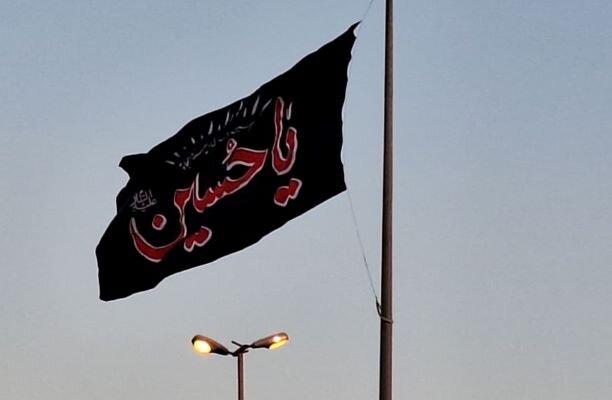 اهتزاز پرچم عزای حسینی در ساحل خلیج فارس؛ گناوه به استقبال محرم رفت
