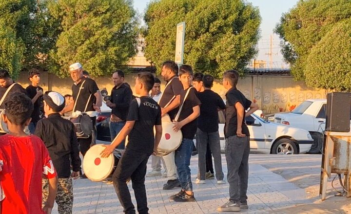 اهتزاز پرچم عزای حسینی در ساحل خلیج فارس؛ گناوه به استقبال محرم رفت