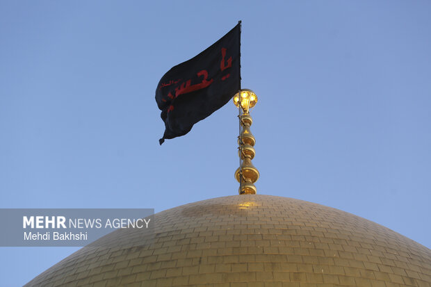 برافراشتن پرچم حرم سیدالشهدا(ع) بر فراز گنبد حرم حضرت معصومه (س)