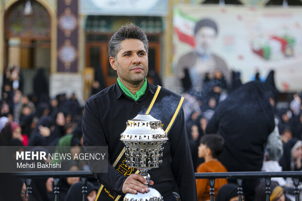 برافراشتن پرچم حرم سیدالشهدا(ع) بر فراز گنبد حرم حضرت معصومه (س)