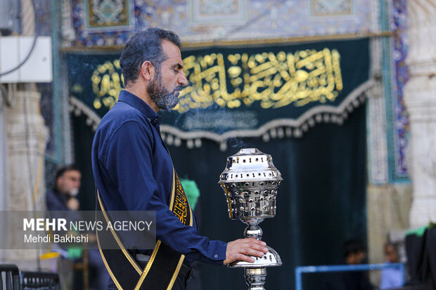 برافراشتن پرچم حرم سیدالشهدا(ع) بر فراز گنبد حرم حضرت معصومه (س)