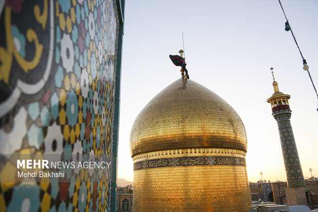 برافراشتن پرچم حرم سیدالشهدا(ع) بر فراز گنبد حرم حضرت معصومه (س)