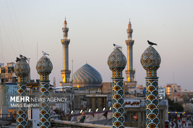 برافراشتن پرچم حرم سیدالشهدا(ع) بر فراز گنبد حرم حضرت معصومه (س)