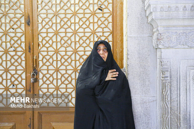 برافراشتن پرچم حرم سیدالشهدا(ع) بر فراز گنبد حرم حضرت معصومه (س)
