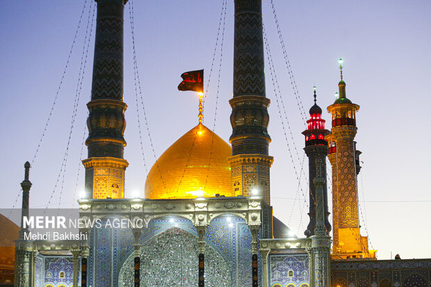 برافراشتن پرچم حرم سیدالشهدا(ع) بر فراز گنبد حرم حضرت معصومه (س)