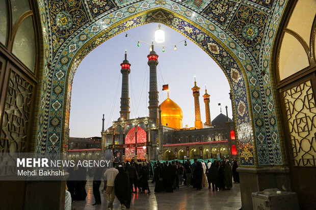 برافراشتن پرچم حرم سیدالشهدا(ع) بر فراز گنبد حرم حضرت معصومه (س)