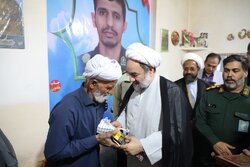 دیدار نماینده ولی فقیه در سیستان و بلوچستان با خانواده دو شهید