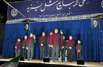 سرودخوانی پسران فومنی در تجمع شبانه