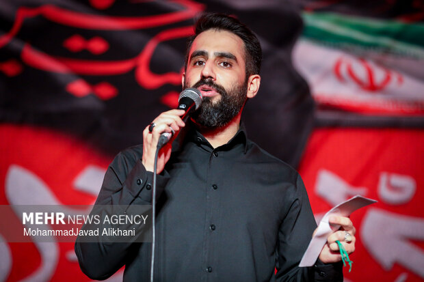 عزاداری شب اول محرم در میدان انقلاب اسلامی