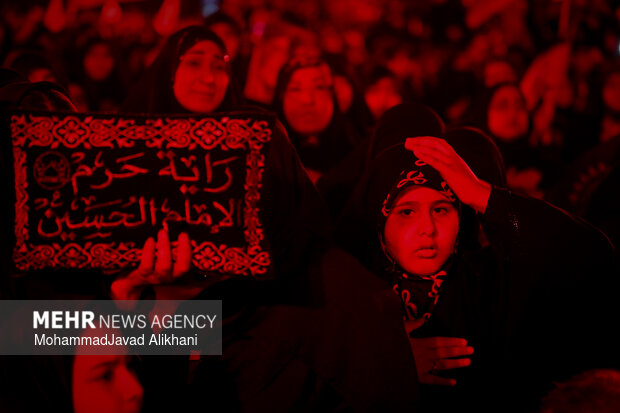 عزاداری شب اول محرم در میدان انقلاب اسلامی