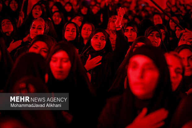 عزاداری شب اول محرم در میدان انقلاب اسلامی