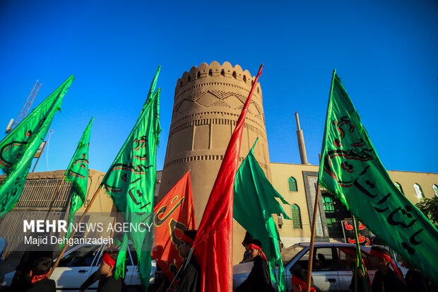 حرکت نمادین کاروان حضرت سیدالشهدا(ع) در یزد