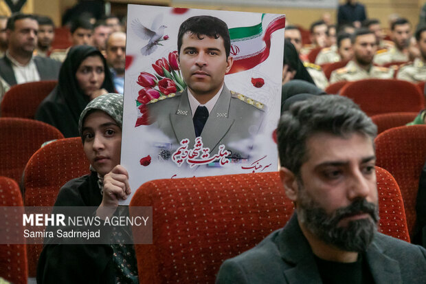 اعطای نشان فداکاری به خانواده شهدای ارتش