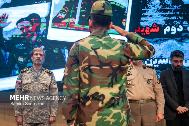 اعطای نشان فداکاری به خانواده شهدای ارتش