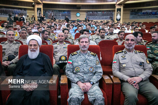 اعطای نشان فداکاری به خانواده شهدای ارتش