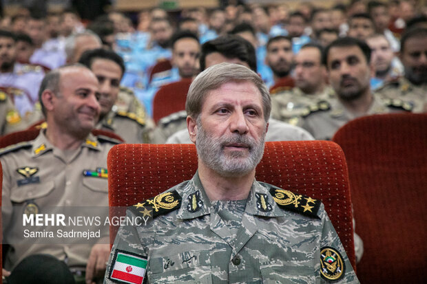 اعطای نشان فداکاری به خانواده شهدای ارتش