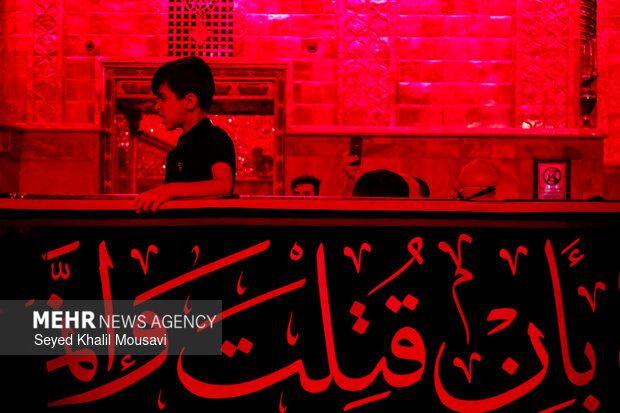 برافراشته شدن پرچم عزا در حرم علوی