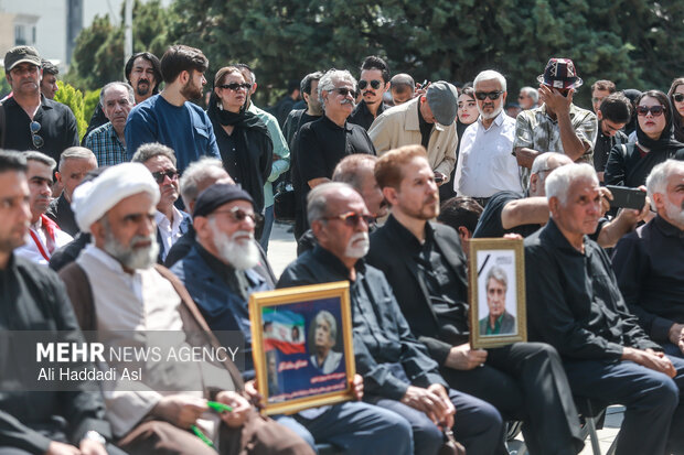 بهروز رضوی در جمع همکارانش بدرقه شد؛ وداع با چهره ماندگار رادیو
