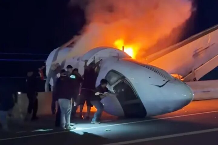 One killed when small plane crashes on Texas highway