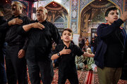 سینه زنی با نوای محلی مازنی در حرم مطهر امام رضا(ع)