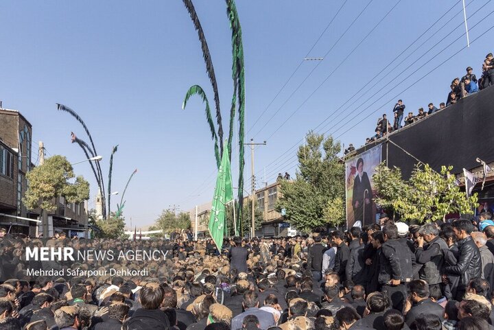 آیینهای جمعی محرم در بام ایران؛ اینجا مردم پای کار حسیناند