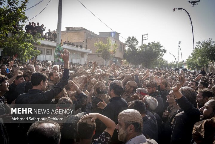 آیینهای جمعی محرم در بام ایران؛ اینجا مردم پای کار حسیناند