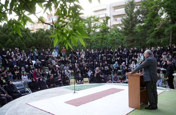 سرمست: فرهنگ عاشورا را فراتر از عزاداری به نسل جدید منتقل کنیم