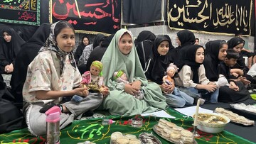 سفره حضرت رقیه با حضور دختران خردسال در هیئت عشاق الحسین مشکین‌دشت