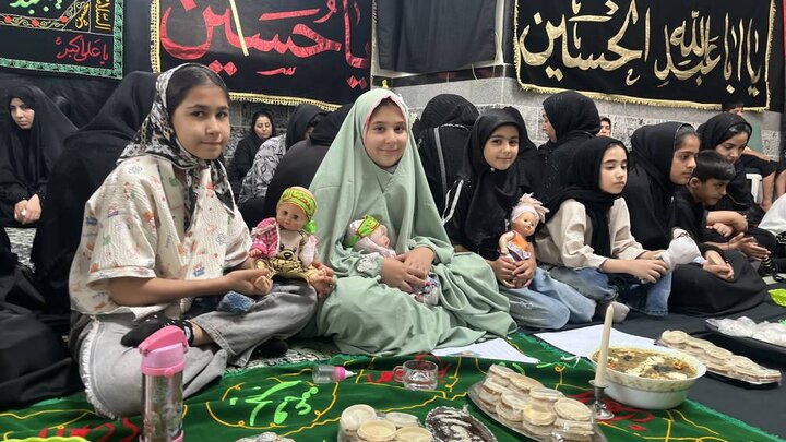 سفره حضرت رقیه با حضور دختران خردسال در هیئت عشاق الحسین مشکین‌دشت