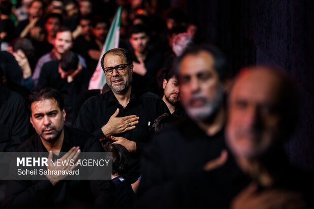 عزاداری شب پنجم محرم به نیابت از «رهبر شهید انقلاب»