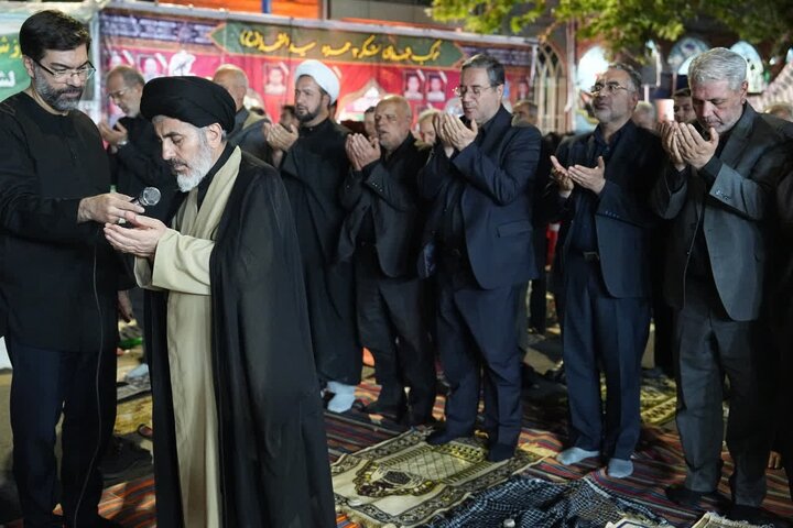 نماز استغاثه به امام زمان (عج) در تجمع شبانه ارومیه اقامه شد