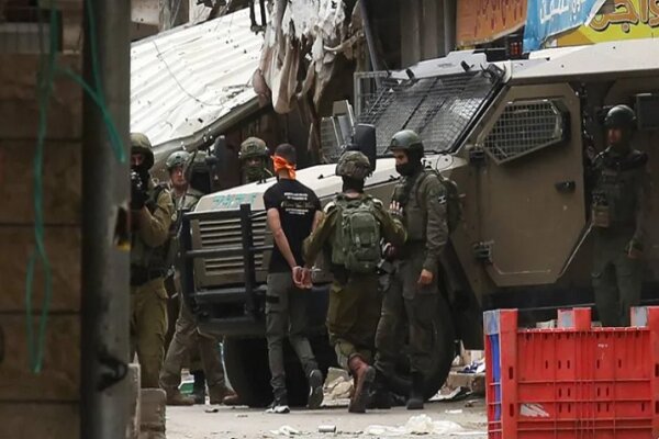 حملة اعتقالات واقتحامات واسعة للاحتلال والمستوطنين في الضفة الغربية