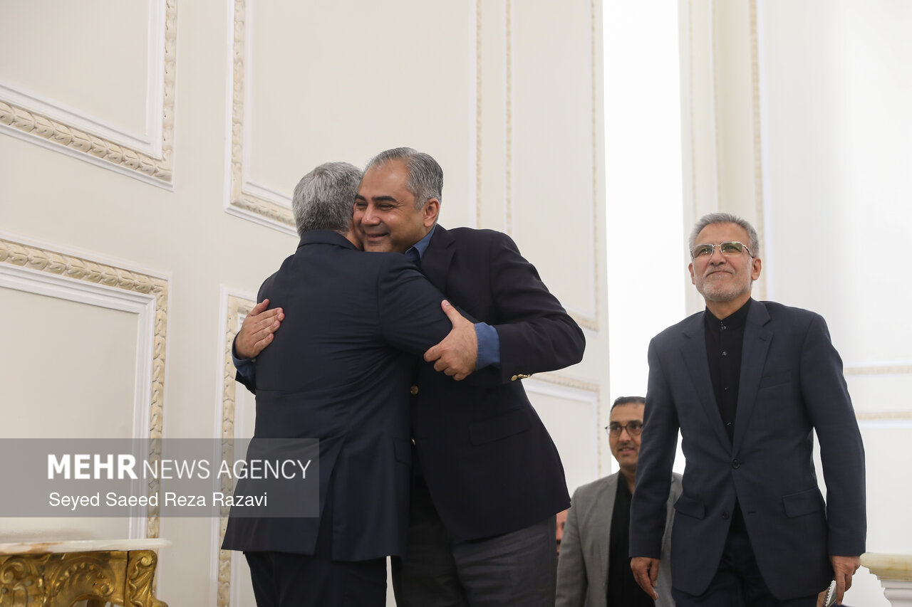 وزير الداخلية الباكستاني يلتقي عراقجي