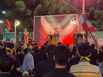 مداحی و عزاداری نوجوانان کرمانی در اجتماع مردمی میدان کوثر