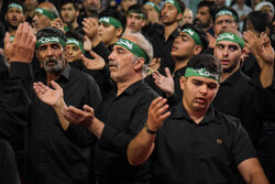 حرم مطهر امام رضا(ع) در شب تاسوعای حسینی