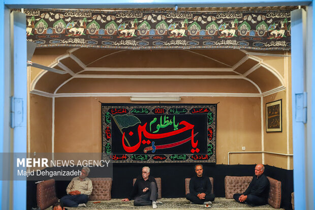 آیین روضه خوانی سنتی در «خانه کربلایی اکرمی» یزد