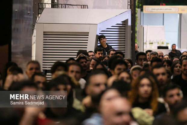 تماشای فوتبال ایران - بلژیک در باغ کتاب تهران