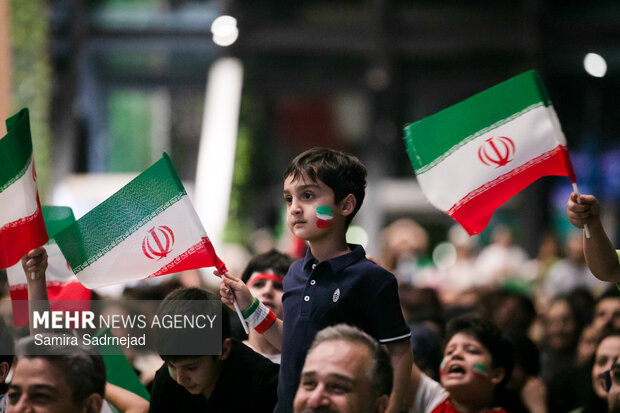 تماشای فوتبال ایران - بلژیک در باغ کتاب تهران