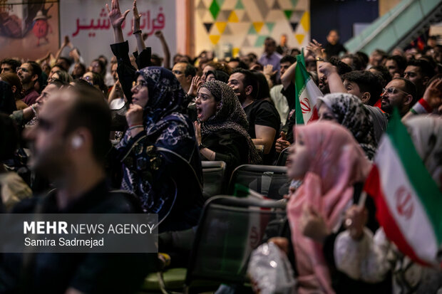 تماشای فوتبال ایران - بلژیک در باغ کتاب تهران