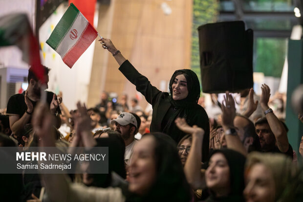 تماشای فوتبال ایران - بلژیک در باغ کتاب تهران