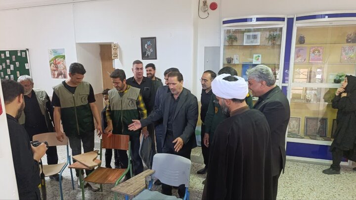 طرح جهادی «شهید عجمیان»، رنگ جهاد را بر دیوار مدارس بهاباد می‌نشاند