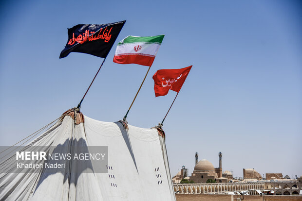 آیین برافراشتن خیمه عزاداری در هارونیه اصفهان