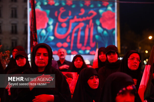 عزاداری شب هشتم محرم در میدان منیریه