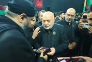 خادم ویژه تعویض پرچم حرم امام حسین (ع) در جمع عزاداران تبریز