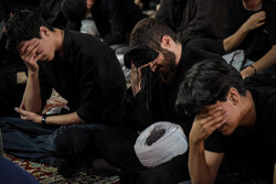 سینه زنی در شام شهادت امام حسین(ع) در حرم امام رضا(ع)